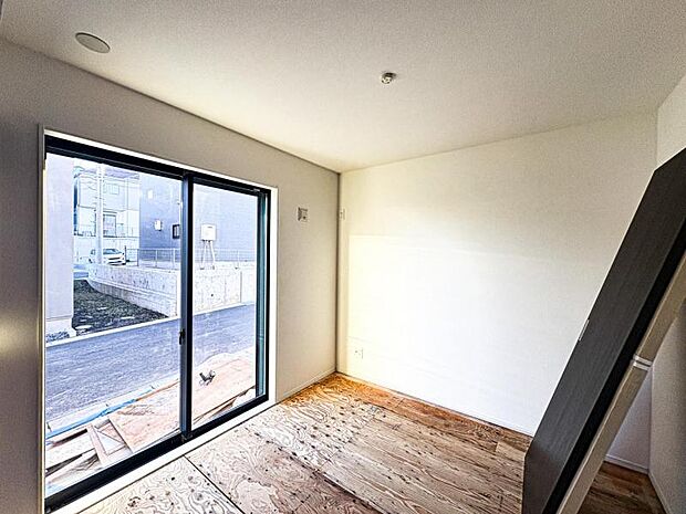 【リビング隣接の和室:4.5帖】柔らかい畳の上ならお子様が転んでも怪我をしにくく安心です。