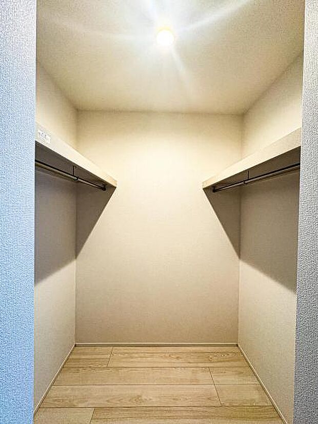 【ウォークインクローゼット】大きな収納力を持つウォークインクローゼット付き。複数で共有して使うこともでき、奥様が独り占めすることも可能です♪