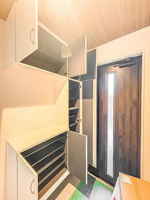 【明るく収納豊富な玄関】天井までの高さがあるタップリ玄関収納、姿見・小引き出し付きなのも便利