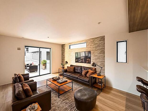 【南向きで明るく開放感のあるリビング:16帖】お店で見掛けた「あの家具」でも自由に配置できるゆとりのリビング空間。陽だまりが寛ぎの時間を更に素敵に演出致します。※家具はCG合成の為、付属しません。