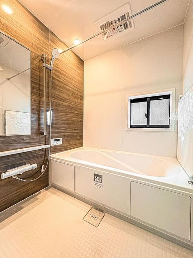 【多機能な一坪タイプの浴室】1坪以上の広い浴室ならお子様と並んで体を洗ってもゆとりがあります♪