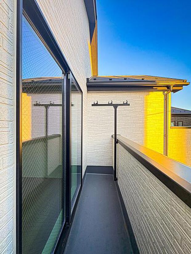 【洗濯物が多くても安心のワイドバルコニー】大型バルコニーは陽当り良好で、たっぷりのお洗濯物もよく乾きます!