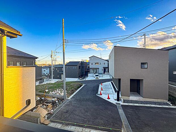 【開放感のあるバルコニーからの眺望】緑豊かでのびのびと子育てが出来る閑静な住宅地