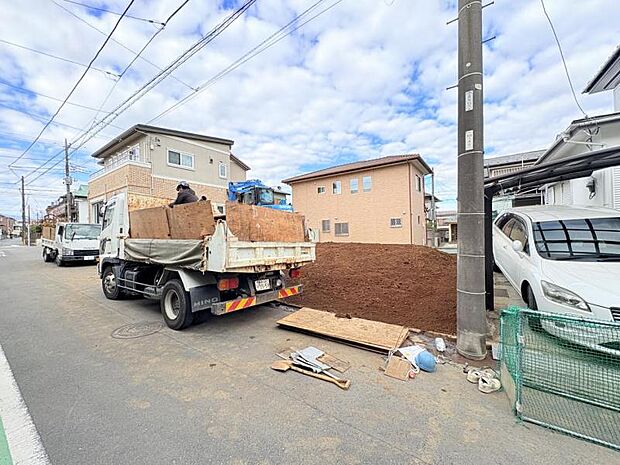 【前面道路を含む現地外観】