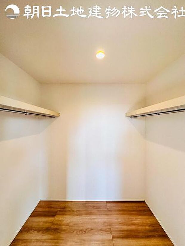 【ウォークインクローゼット】複数で共有して使うこともでき、奥様が独り占めすることも可能です♪