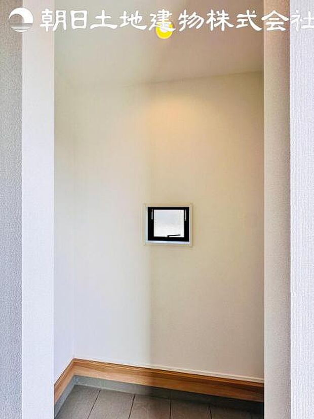 【シューズインクローゼット】ベビーカーや洗車用品、キャンプ用品などいろいろと片付けられます。