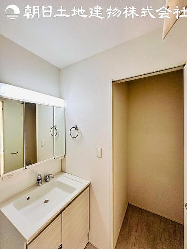 【リネン庫】タオル置き場や、着替えなど片付けて置けるリネン庫があります。