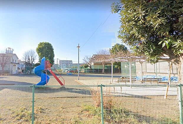 【門沢橋第一児童公園】　穴場の公園で遊具はブランコと鉄棒、砂場があります。広いので走りまわったりボール遊びもできます。