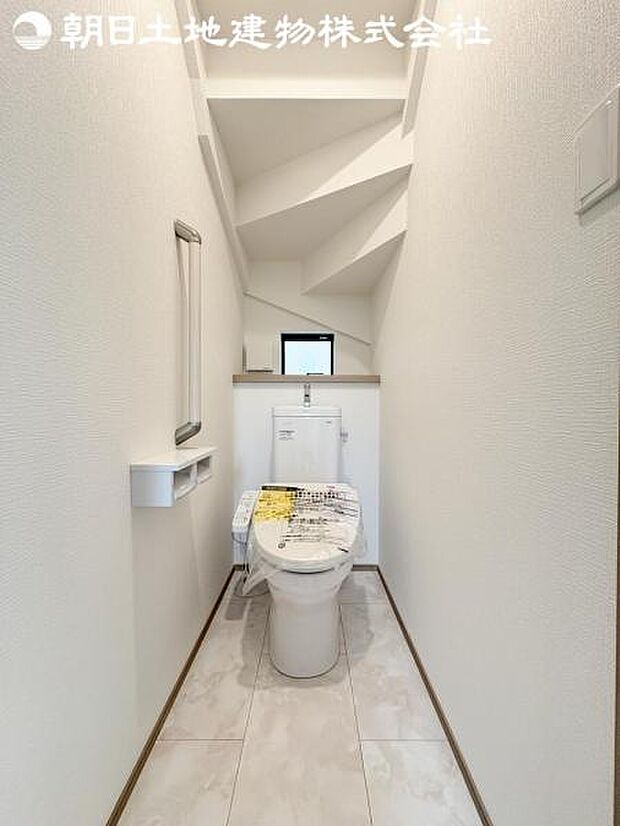 【トイレ】洗浄機能つきのお手洗いは2か所ございます。朝の忙しい時間や来客時に重宝します。