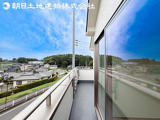 【バルコニー】日当りよく、心地良い風に吹かれてホッと一息ついてください。