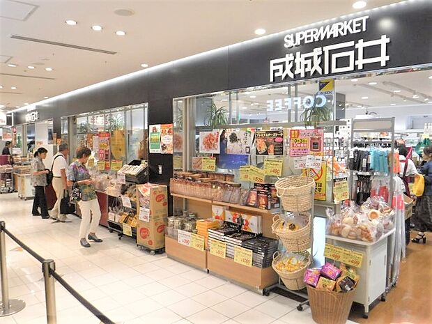 言わずと知れた『成城石井』ですが、お弁当類は豊富です。向かいのコーナーでは良く物産展等やっているので覗いて見てはいかがですか。
