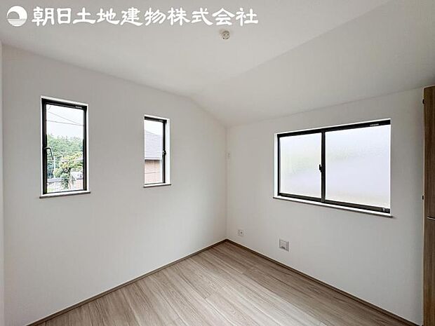 【洋室】2面より光を取り込み明るいお部屋となっております。