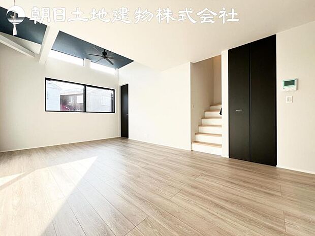 【リビング】開口部からたくさんの採光が望める快適空間となりご家族が集まりやすいリビングです。