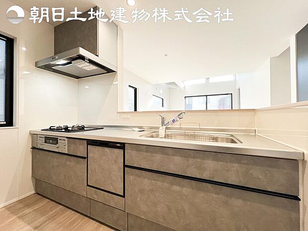 【キッチン】明るく開放感があるキッチンはリビングが見渡せる対面キッチンを採用。いつでもご家族を感じながらお料理できます。