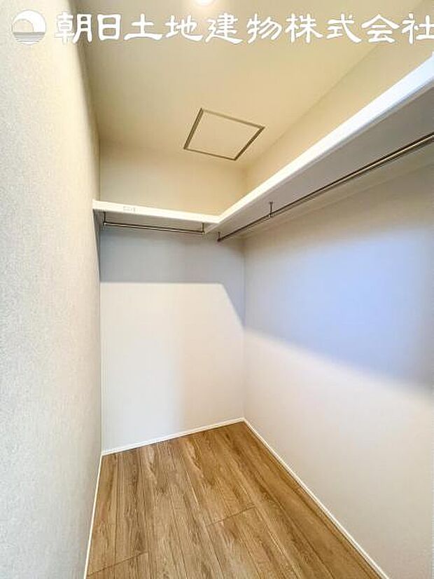 【ウォークインクローゼット】大容量の収納は、お洋服好きの方やお荷物が多い方にも安心です。