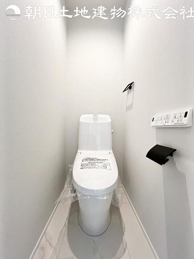 【トイレ】洗浄機能つきのお手洗いは2か所ございます。朝の忙しい時間や来客時に重宝します。