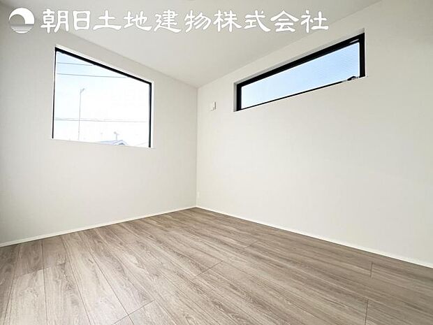 【洋室】2面より光を取り込み明るいお部屋となっております。