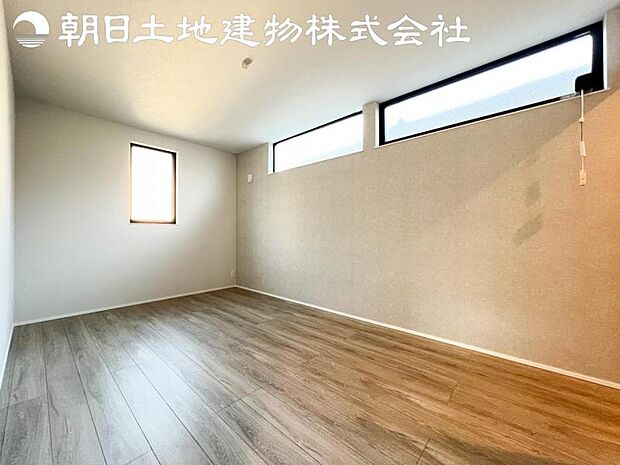 【洋室】道行く人の視線を気にせず暮らせる安心感。そして窓から見える空がさらなる解放感を演出します。