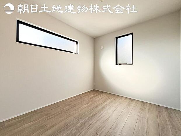 【洋室】全居室2面採光を採用してますので明るさはもちろんですが風通しも期待できます。