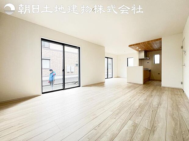 【リビング】ご家族の一日のはじまりも一日の終わりも、いつもこの空間から。お家のなかで特にこだわって頂きたい空間です。