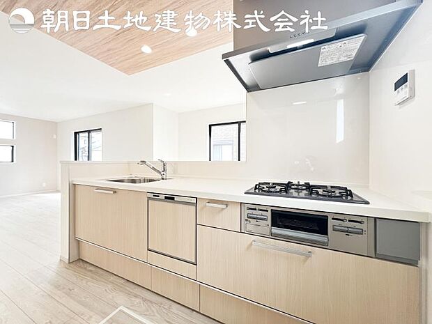 【キッチン】明るく開放感があるキッチンはリビングが見渡せる対面キッチンを採用。いつでもご家族を感じながらお料理できます。