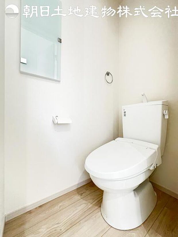 【トイレ】洗浄機能つきのお手洗いは2か所ございます。朝の忙しい時間や来客時に重宝します。