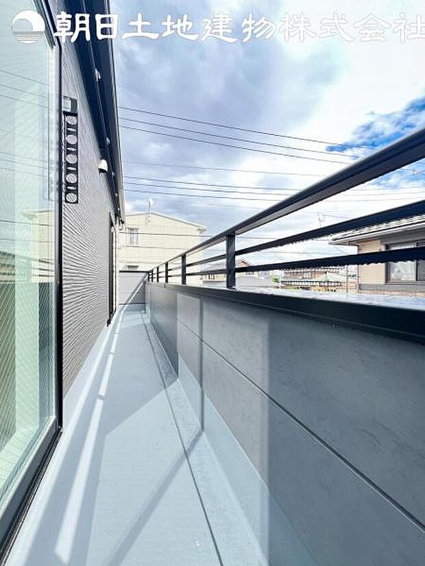 【バルコニー】日当りよく、心地良い風に吹かれてホッと一息ついてください。