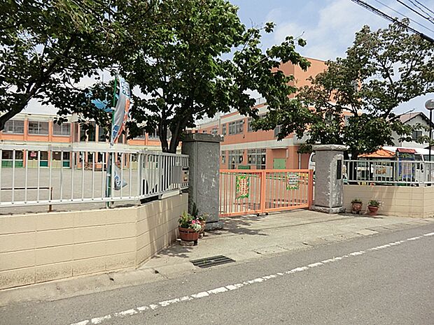 【有鹿幼稚園】350ｍ　遊びだけでなく体育や音楽の先生を取り入れた授業や製作、年長になると文字の練習などを行なっていてメリハリがあります。