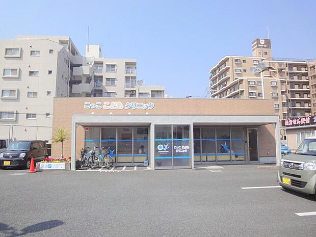 【こっここどもクリニック】350ｍ　診察も説明もとても優しく丁寧です。駐車台数も多数確保されているため、車内待機も可能です。