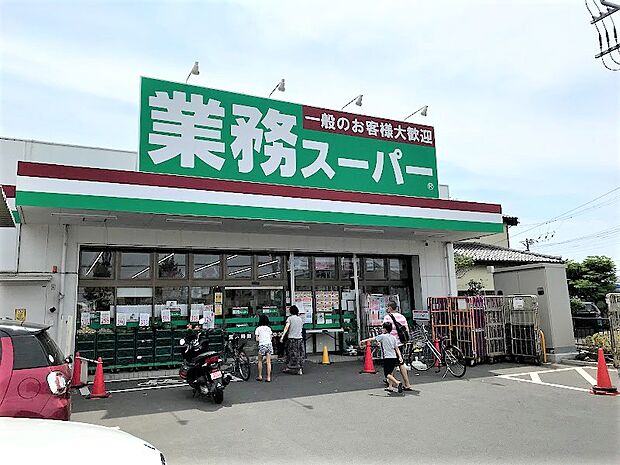 冷凍食品が安いです。スーパーに置いていないような海外のお菓子やアジアンな食材や調味料が手に入ります。.