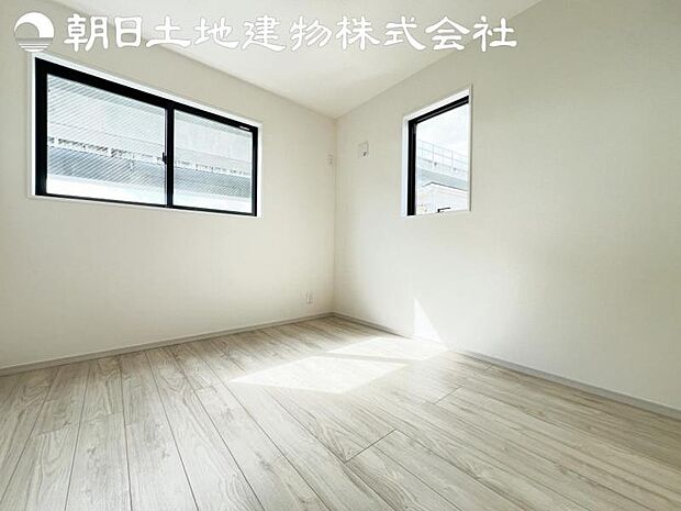 【洋室】道行く人の視線を気にせず暮らせる安心感。そして窓から見える空がさらなる解放感を演出します。