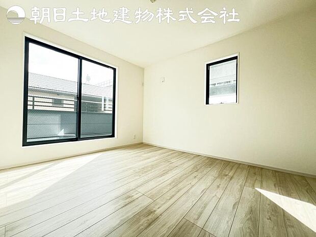 【洋室】バルコニーに面した掃出し窓があるため、光を取り込み明るいお部屋となっております。