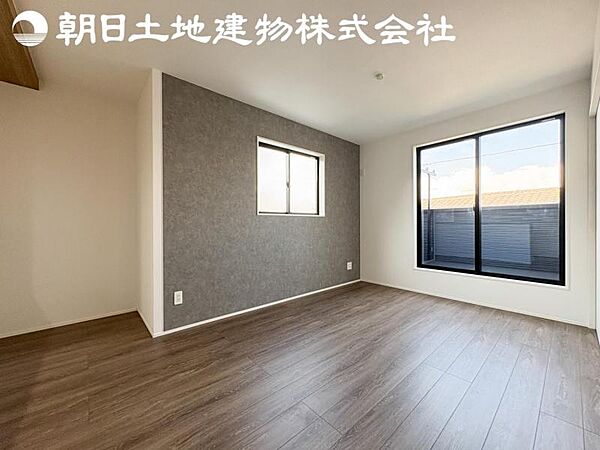 【リビング】開口部からたくさんの採光が望める快適空間となりご家族が集まりやすいリビングです。