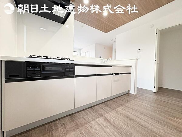【キッチン】明るく開放感があるキッチンはリビングが見渡せる対面キッチンを採用。いつでもご家族を感じながらお料理できます。