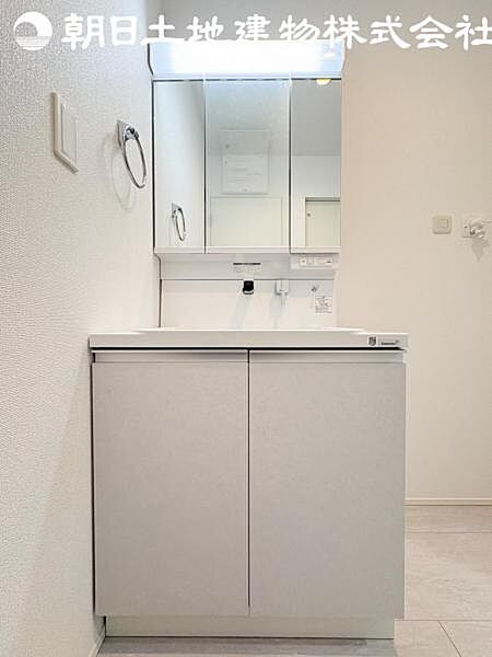【洗面台】さわやかに気持ちよく1日が始められるように、機能性とデザイン性を両立した洗面化粧台です。
