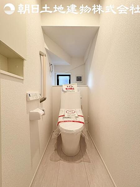 【トイレ】洗浄機能つきのお手洗いは2か所ございます。朝の忙しい時間や来客時に重宝します。