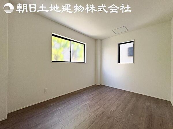 【洋室】2面より光を取り込み明るいお部屋となっております。