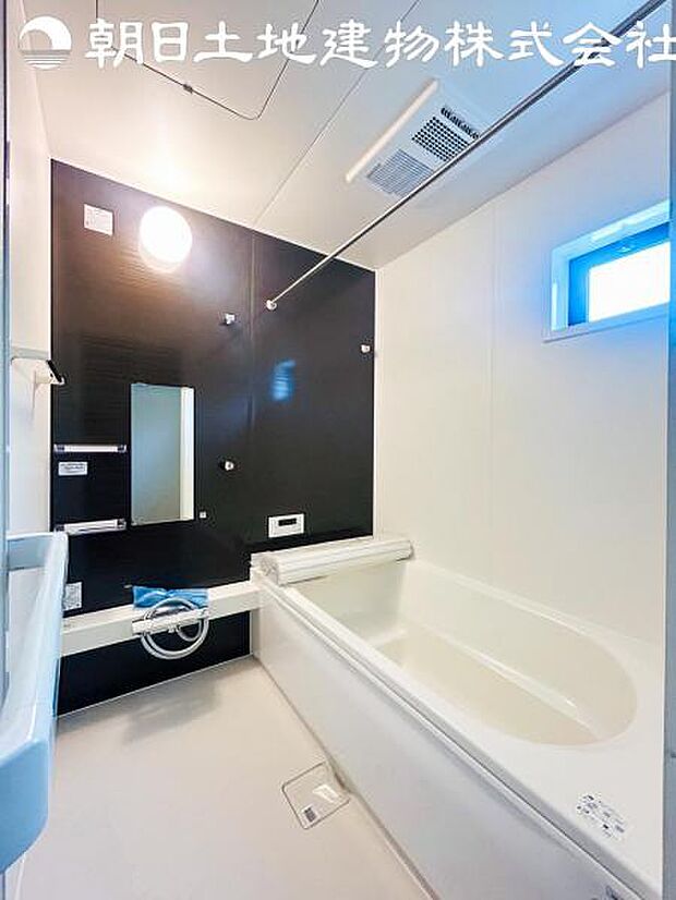 【浴室】浴室はアクセントパネルで落ち着いた印象です。窓から採光もとれていてさわやかな気持ちで入浴できます。