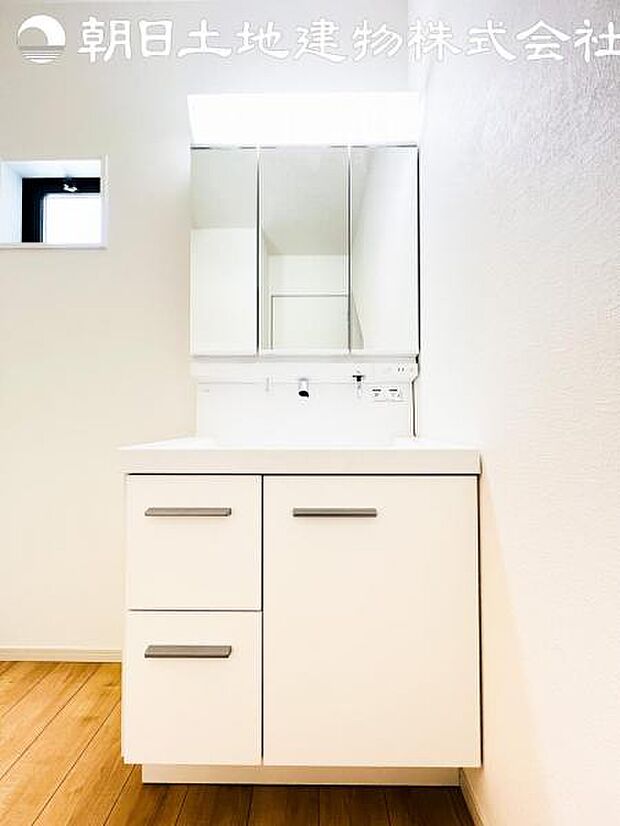 【洗面台】さわやかに気持ちよく1日が始められるように、機能性とデザイン性を両立した洗面化粧台です。