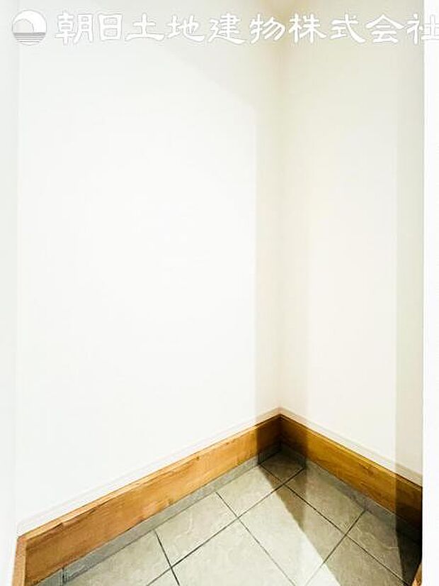 【シューズインクローゼット】ベビーカーやキャンプ用品など片付けられます。