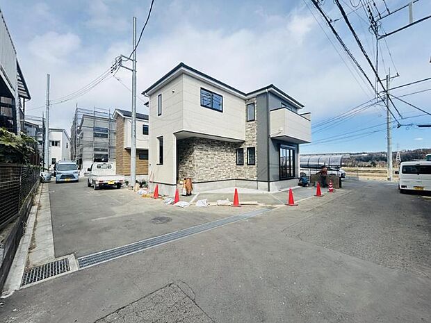 【前面道路】交通量も少なく落ち着いた雰囲気が漂う街並みです。