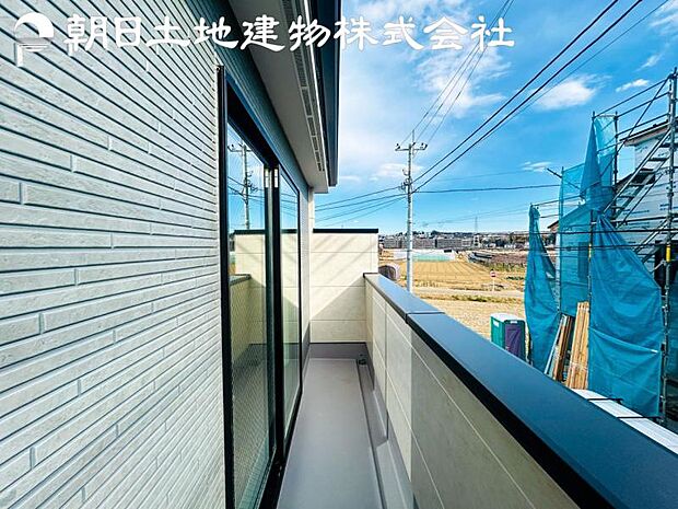 【バルコニー】日当りよく、心地良い風に吹かれてホッと一息ついてください。