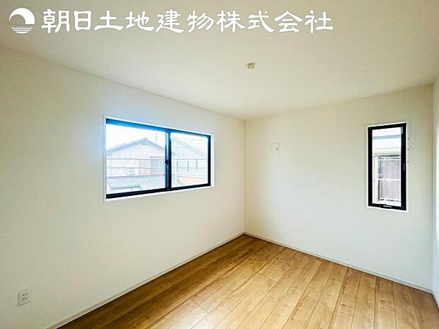 道行く人の視線を気にせず暮らせる安心感。そして窓から見える空がさらなる解放感を演出します。