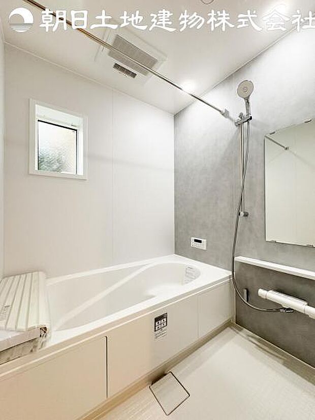 【浴室】浴室はアクセントパネルで落ち着いた印象です。窓から採光もとれていてさわやかな気持ちで入浴できます。