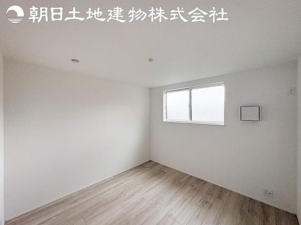 【洋室】道行く人の視線を気にせず暮らせる安心感。そして窓から見える空がさらなる解放感を演出します。