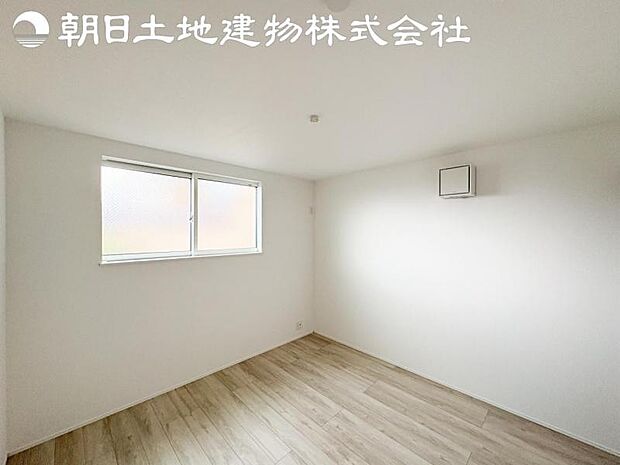 【洋室】開口部いっぱいから取り入れた柔らかな日差しとフローリングの色味が調和し快適空間を演出します。