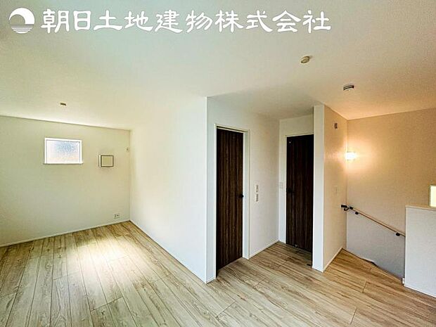 【リビング】静寂も喧騒も楽しめるご家族のお気に入りの大空間。いつまでもその場にいたくなる心地よさがご家族を繋げます。