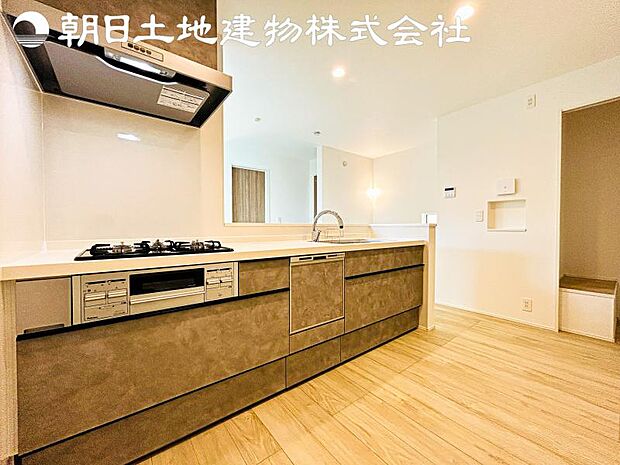 【2号棟:キッチン】洗礼されたスタイリッシュなデザイン性と使いやすさを備えたキッチンです。