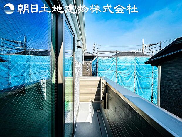 【2号棟:バルコニー】人気のワイドバルコニーを採用しております。洗濯物が多いご家族でも安心ですね。