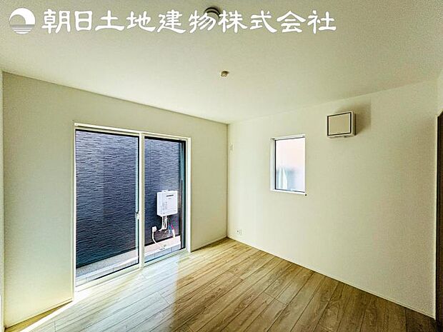 【洋室】時間がゆったりと流れるのを感じるプライベート空間です。リビングで楽しくすごしたあとはリラックスタイムを愉しめます。